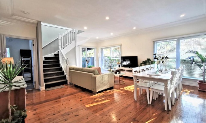 Miranda House | Sydney Meets Miranda, Comfy 4 Bedrooms Corner House