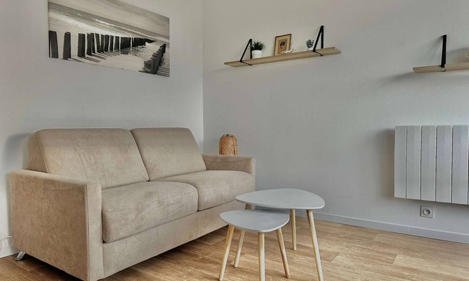 Courseulles-sur-Mer Apartment | Sydney - studio with loggia, direct beach access