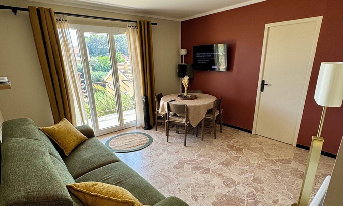 Six-Fours-les-Plages Apartment | T2 Coloré Proche mer - Parking/Terrasse/2 Lits 160x200