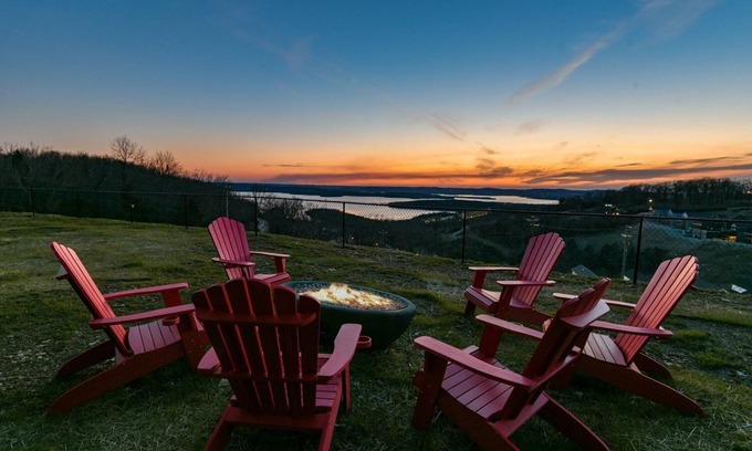 Table Rock House | Table Rock Lake Views-Shared Outdoor Pool-Free Attraction Tickets-Air Hockey