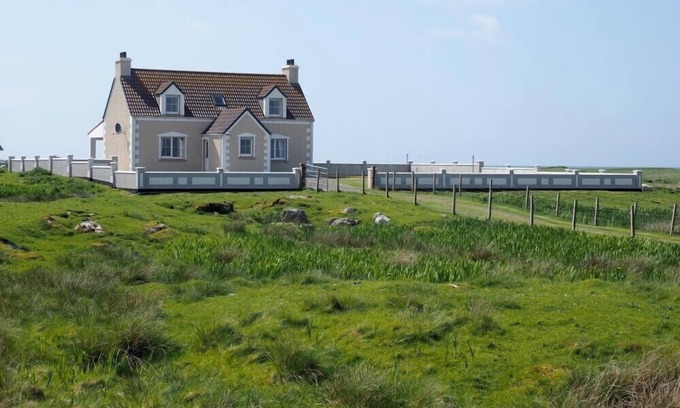 Homore Cottage | TAIGH DHONNCHAIDH, family friendly in Isle Of Benbecula