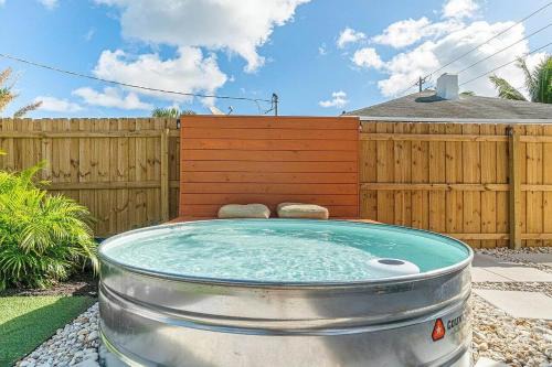 Lantana House | Tank Pool, Putting Green & 1 Mile To The Beach!