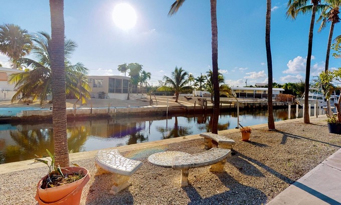 Geiger Key House | Tasteful waterfront mobile home with central AC, W/D, & dog-friendly