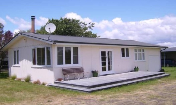 Te Rangiita House | Taupo lakeside- self contained four bedroom house.