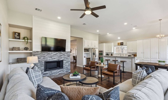 Coppell House | TCH - Spacious 5bd/2ba home in Coppell w/Workspace