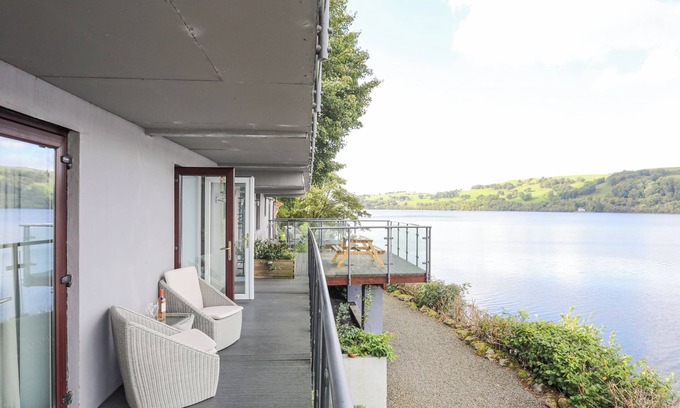 Llanycil Cottage | TEGID LAKESIDE - BALA LAKE, romantic in Bala