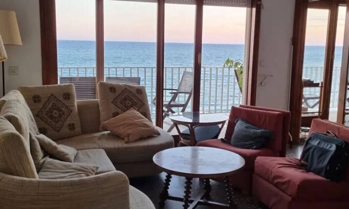 Cunit Condo | TELEWORK IN FRONT OF THE SEA