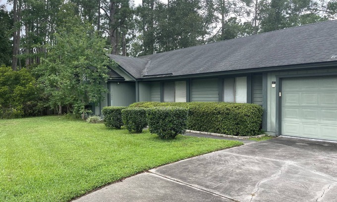 Southside Apartment | Temp studio apt on lake in Mandarin w WiFi near Mayo, Beach, and St.Augustine