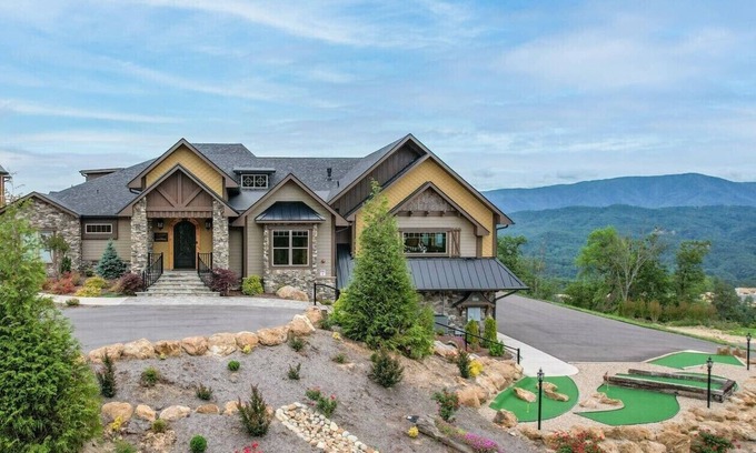 Gatlinburg - Pigeon Forge House | Tennessee Whiskey, Indoor Pool, Amazing Views, Theater Room, 5 Star Luxury!