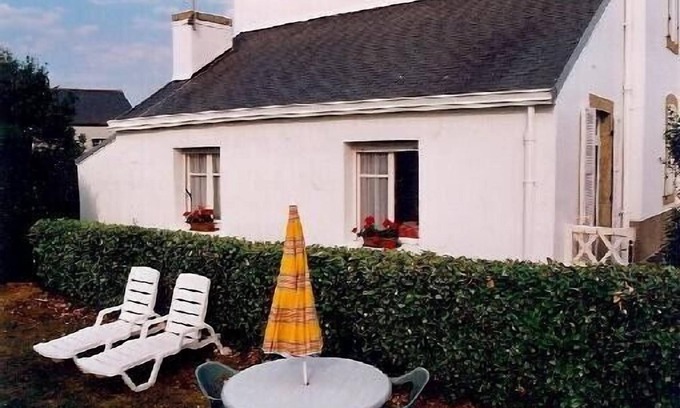 Plomodiern House | Terraced house, PLOMODIERN Common place called Lestrevet (Beach)