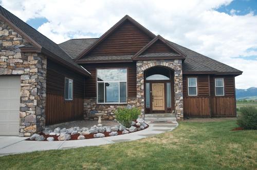 Driggs House | Teton Harmony by KABINO Hot Tub Pool Table Fire Pit Mtn Views 2 Levels 2 Living Rooms WiFi Grill