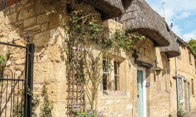Chipping Campden Cottage | THATCHED COTTAGE, romantic, with a garden in Chipping Campden
