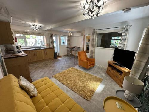 Cottingham Apartment | Theé Óldé Cow Shéd Cottingham, Central Location, 500 meters from Cottingham Train Station, Close to Hull & Beverly, Free Parking & WI-FI , Entire Detached Property
