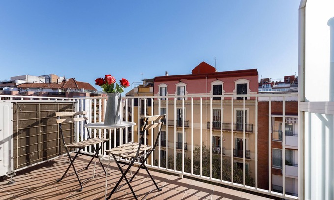 Sant Antoni Apartment | The 100sqm, sunny, 3 bedrooms, 2 baths apartment, 6pax, in central Barcelona
