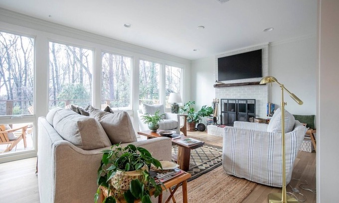 Oxford House | The 9th Street Luxe Retreat by Velvet Ditch Villas