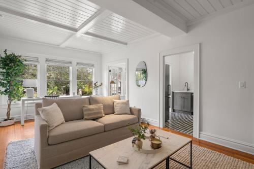 Hyde Park Apartment | The Adaline Room #8 - Beautiful Hyde Park Apt, 2nd Floor, Steps to Bayshore