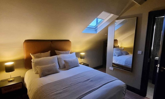 Belfast City Centre House | The Alliance - Ensuite Bedroom