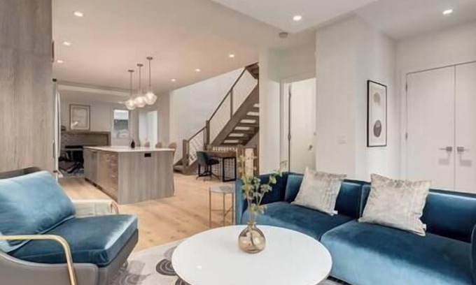 Richmond House | “The Anna" Upscale 4 Bedroom Home in Desirable Marda Loop