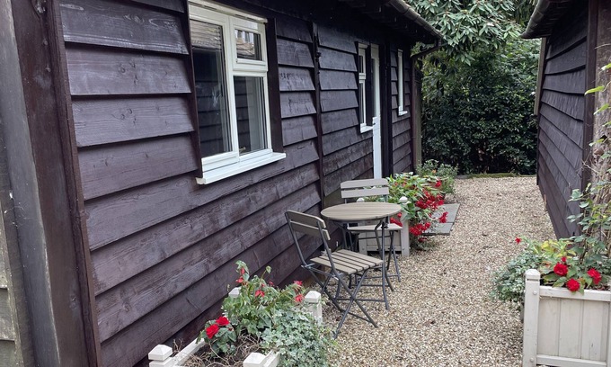 Winchester Cottage | THE ANNEXE WHITETHORN COTTAGE, romantic, with a garden in Sparsholt