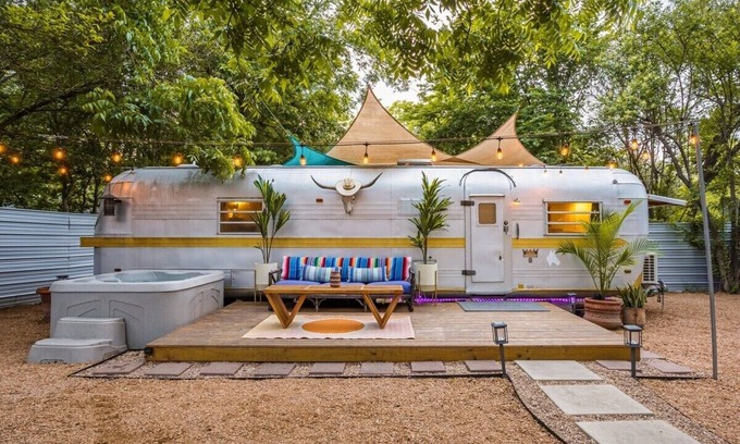 Bouldin House | The Austin LoveStream! New Hot Tub, Full Bathroom, Deck & Grill!