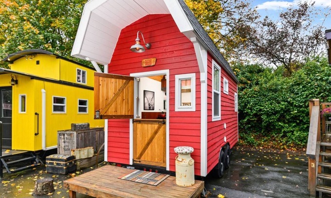 Kerns Hotel | The Barn - Custom Tiny Home w/Barn Vibe