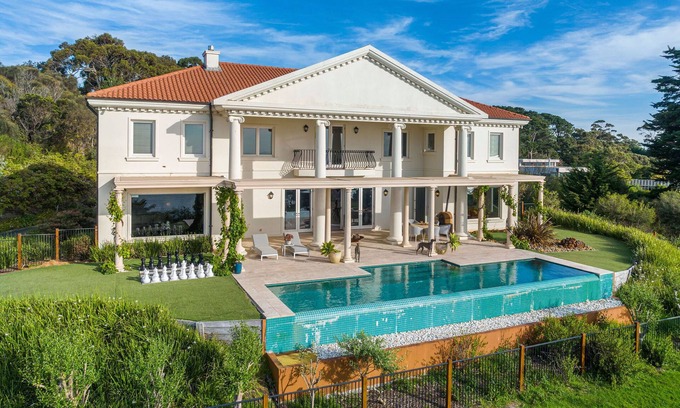 Mount Eliza House | The Bay Crest Manor | Views, Pool, Beach