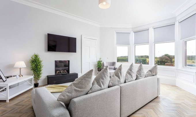 Troon Apartment | The Bay Suite - Donnini Apartments