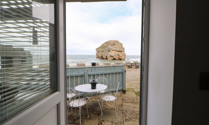 South Shields Cottage | THE BEACH APARTMENT, pet friendly, with a garden in South Shields