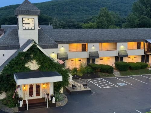 Brattleboro Hotel | The Black Mountain Inn