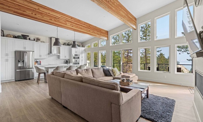 East Kootenay House | The Brae Cabin | Luxury | Lake Views | Large Deck