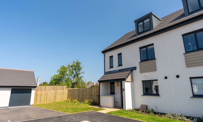 St. Eval House | THE BRIGHT HOUSE, family friendly, with a garden in St Columb Major