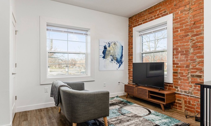 Downtown Columbus Apartment | The Broad -15 min away to Ohio State University