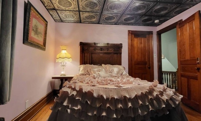 Ashfield Bed & Breakfast | THE BROADWAY ROOM AT TRAILS END B&B