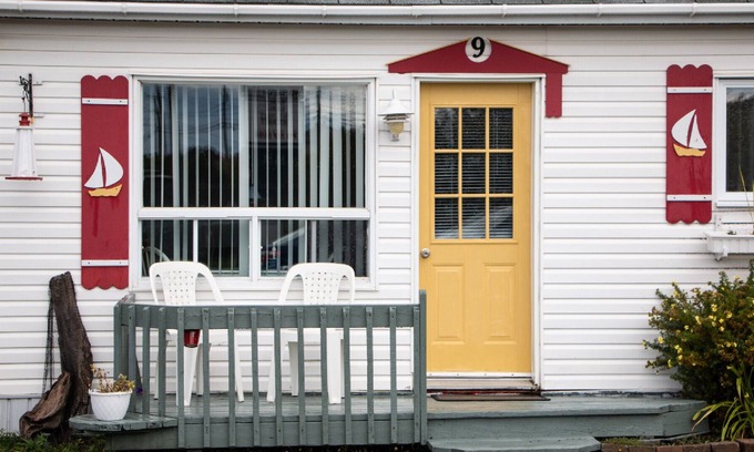 Pointe-au-Pere Ski Chalet | The Cabines du Phare are located in Rimouski by the sea. They are composed of te