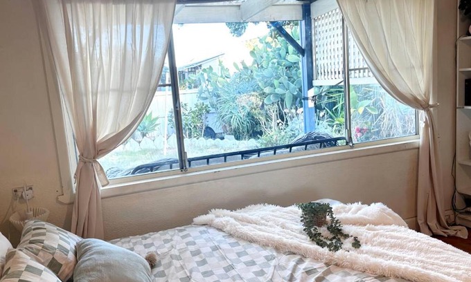 Clayton South House | The Cactus View Room Train Staion