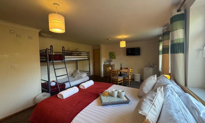 Laugharne Hotel | The Carpenters Arms Rooms in Broadway, Laugharne