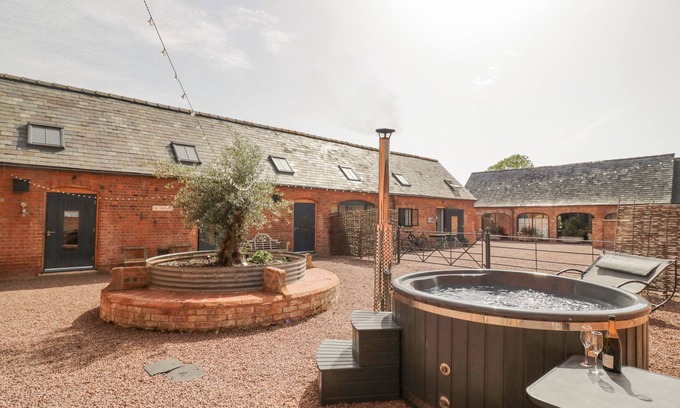 Huntley Cottage | THE CART ARMS, pet friendly, with hot tub in Huntley
