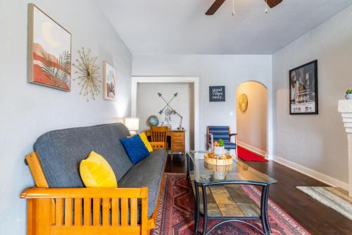 Chickasha House | The Charmer, Fiber Internet, ROKU TVs, Washer & Dryer, Near DT Chickasha and Leg Lamp!