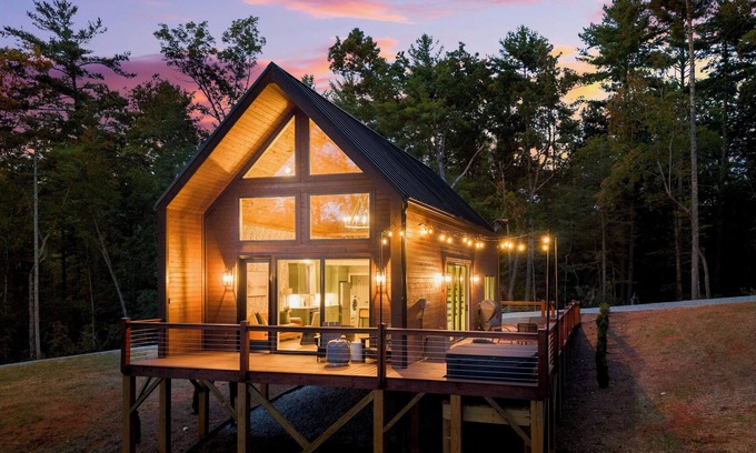 Cleveland Cabin | The Chestatee Cabin - Luxury Mountain Cabin - Pickleball - Hot Tub - King Beds