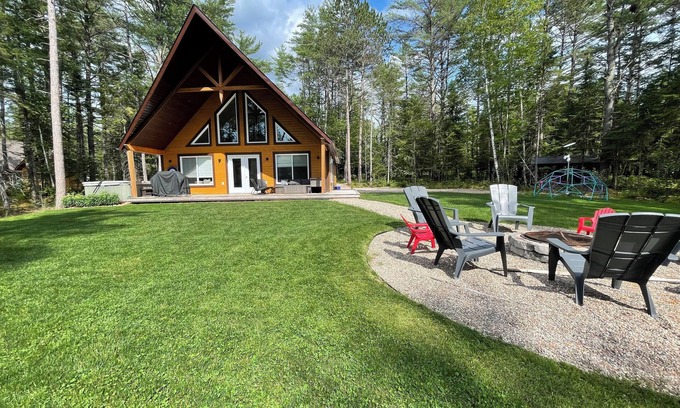Mansfield-et-Pontefract Ski Chalet | The Chutes Chalet- 4 Season River Front with Hot Tub!