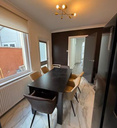 Northampton House | The Clare Court 6BR Luxury Retreat - Sleeps 14 with Complimentary Access to Billing Aquadrome Holiday Village for Swimming - 2 nights minimum