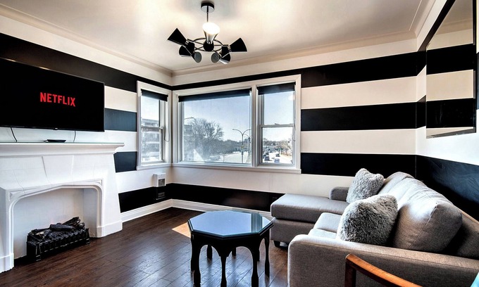 Ahuntsic Apartment | The Classic | Subway | AC | WIFI | Balcony | TV