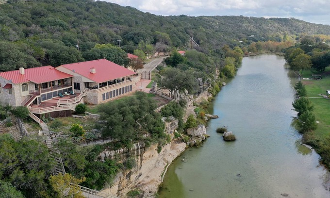 Hunt House | "The Cliff House" Riverfront with incredible views! Sleeps 18!