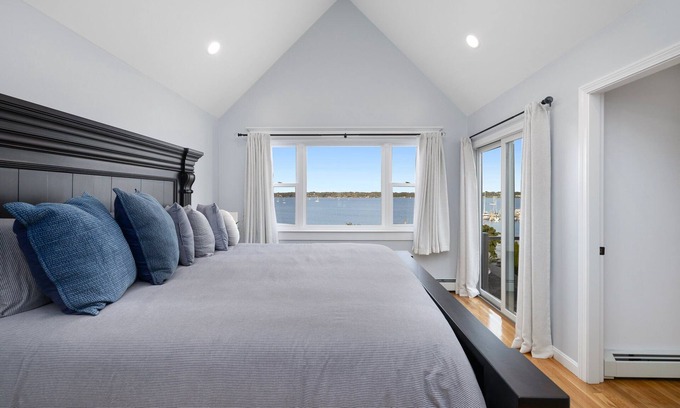 Edgewood House | The Coastal Vibes House in historic Pawtuxet Village! 1 minute to harbor.