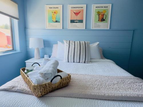 Sandusky Hotel | The Cocktail Cabin! 2 Miles to Cedar Point