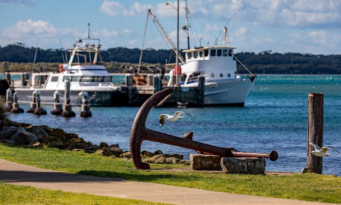 Greenwell Point House | "The Comarong" 3 Bedroom home with views at Greenwell Point. Short walk to water