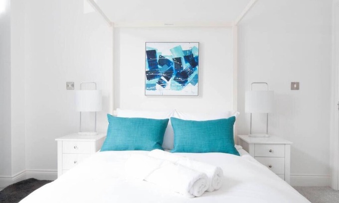 Burton on Trent House | The Comet - A Home with 4 Bedrooms and 3 Bathrooms near Alton Towers for You
