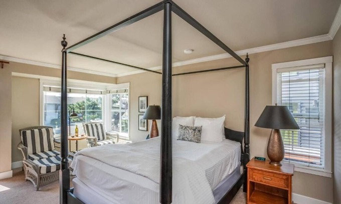 Downtown Cannon Beach Hotel | The Courtyard - Premier Queen with Kitchenette at Cannon Beach Hotel Collection