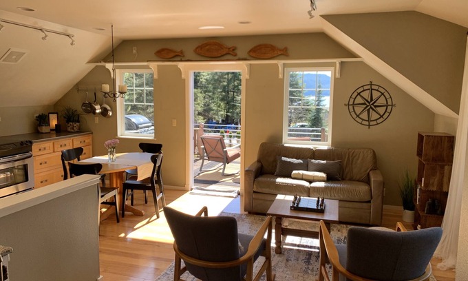 Juneau House | “The Cove” A Quiet Retreat Between Alaskas Ocean and Forest