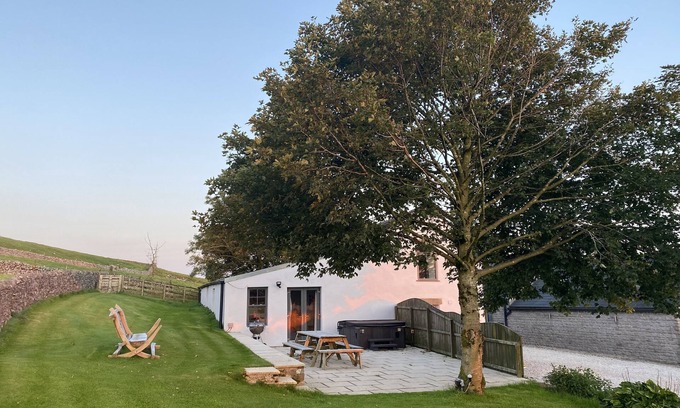 Peak District House | The Cowshed at Cop Farm is a Detached Barn with Hot Tub for up to 10 people